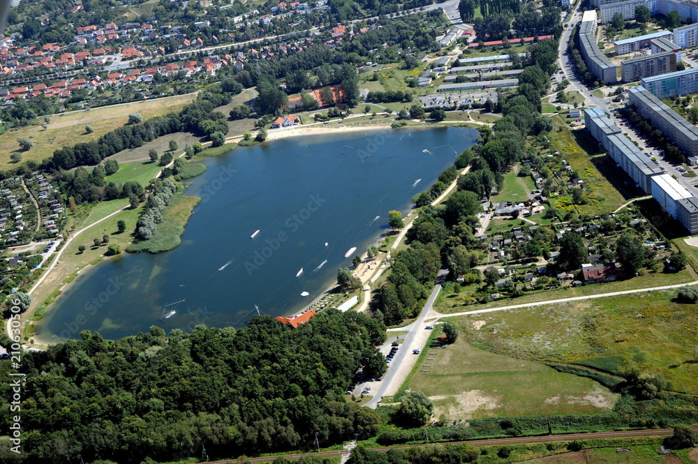 Obraz premium Neubrandenburg, Reitbahnsee mit Freibad und Wasserskianlage