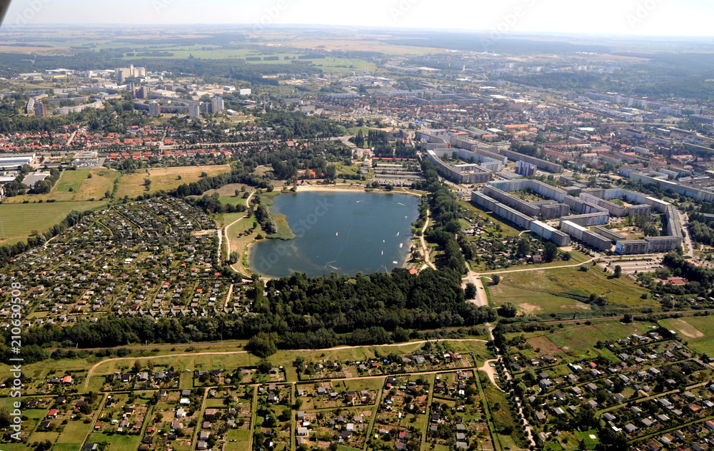 Neubrandenburg, Reitbahnsee mit Freibad und Wasserskianlage Stock Photo