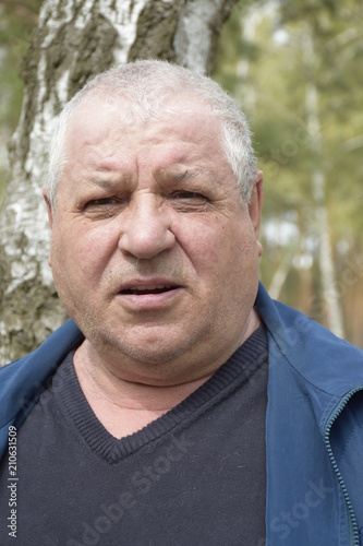 портрет злого,кавказского старика в лесу 