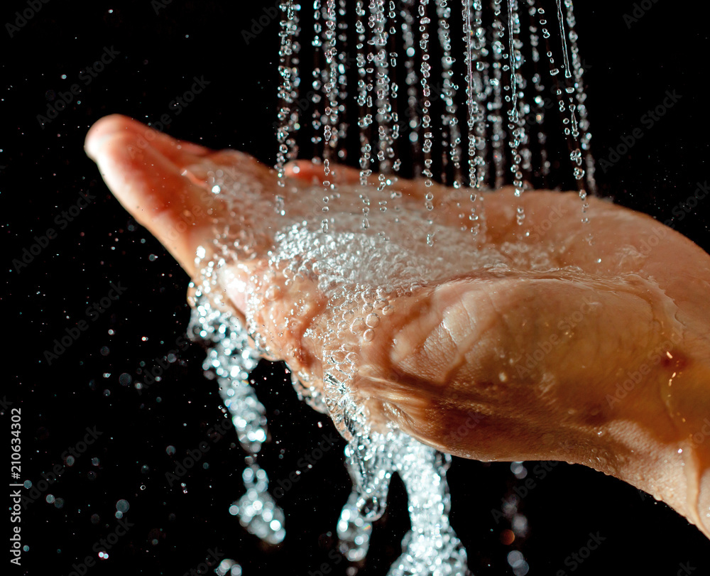 Fototapeta premium hand under the stream of water