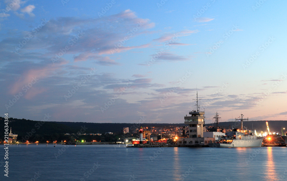 Порт г. Варна (Болгария) на закате солнца 