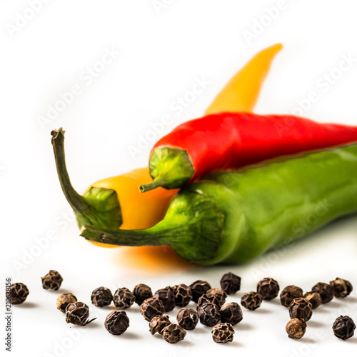 Cuadro en lienzo Scharfe Chili Pfefferkörner auf weiss