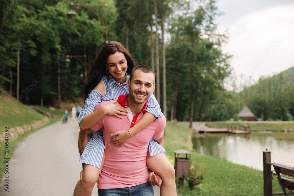 Naklejka premium A guy and a girl enjoy each other in a romantic atmosphere