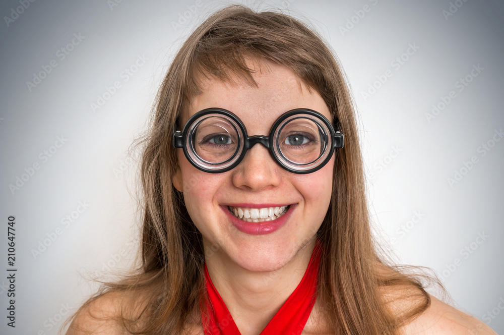 Obraz premium Funny geek or nerd woman isolated on gray background