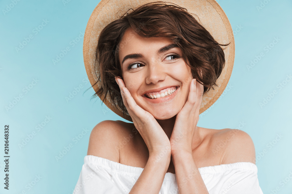 Close up of a smiling young woman in summer hat - obrazy, fototapety, plakaty 