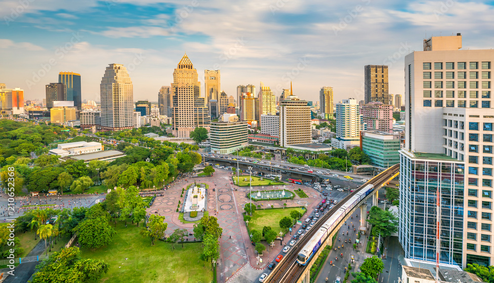 Fototapeta premium Panoramę Bangkoku z parku Lumpini z widoku z góry w Tajlandii