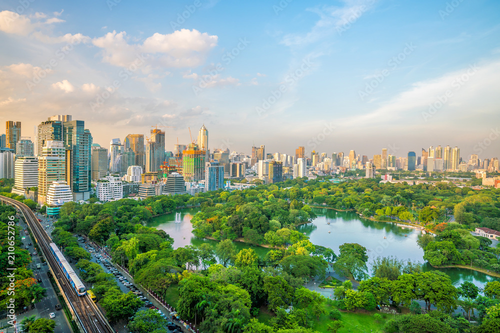 Obraz premium Panoramę Bangkoku z parku Lumpini z widoku z góry w Tajlandii