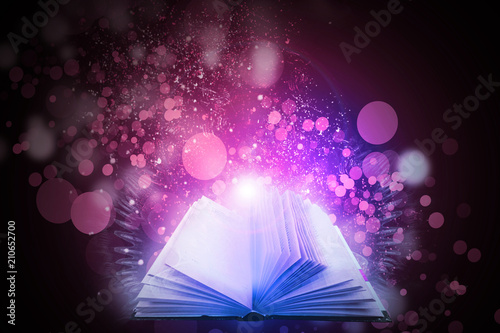 Волшебная книга колдовства, волшебные частицы. Концепция магии на темном фоне. Вспышка