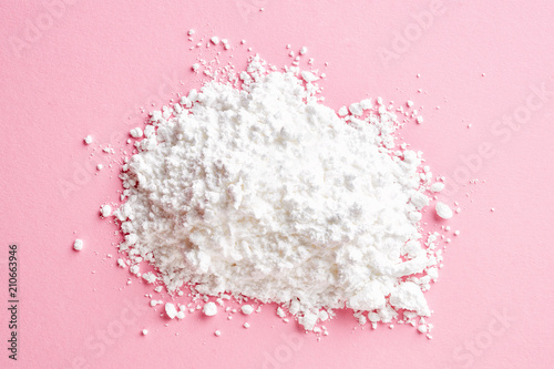 Cuadro en lienzo Heap of powder sugar on pink, from above