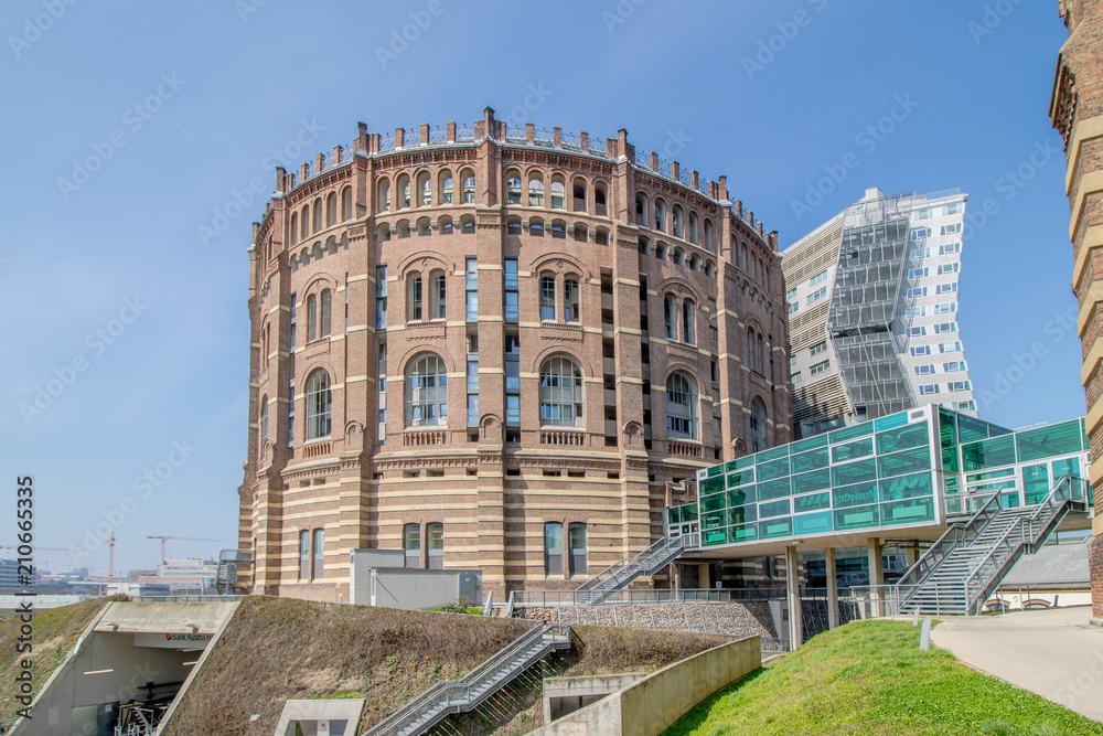 Obraz premium Die Wiener Gasometer am sonnigen Tag in Wien, Österreich