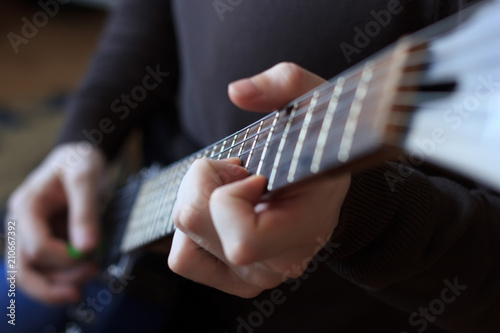 Foto Man is playing guitar close up