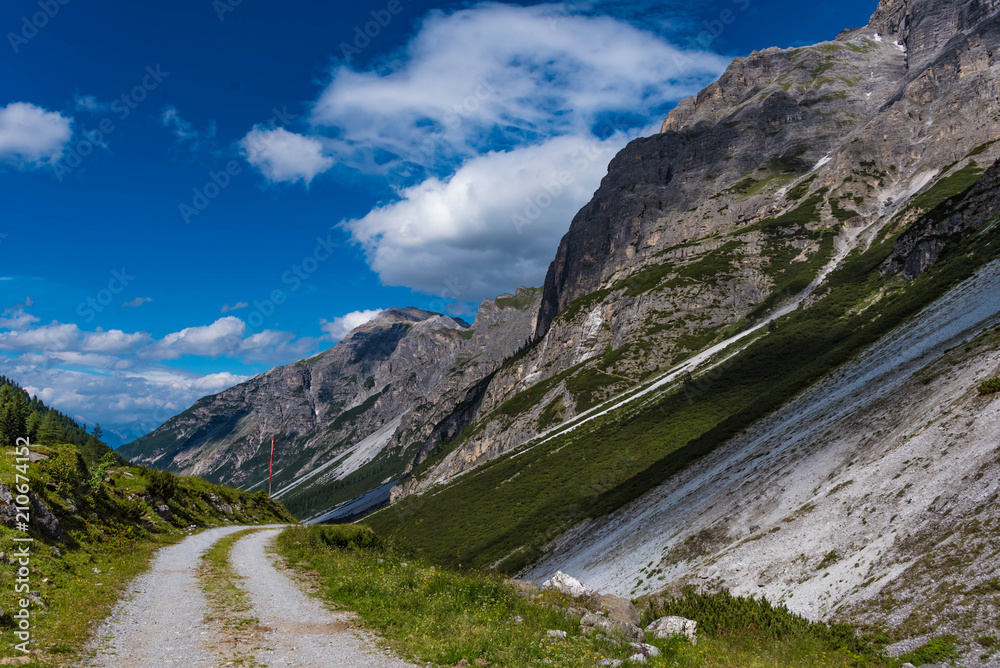 Weg im Pinnistal, Neustift, Stubaital, Tirol Weg im Pinnistal, Neustift, Stubaital, Tirol