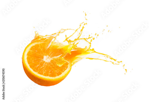 Kolekcja świeżej połowy dojrzałych owoców pomarańczowych float z odrobiną soku pomarańczowego na białym tle