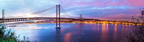 Fotografía panorámica de Puente de 25 de Abril sobre el rio Tajo en Lisboa,Portugal.