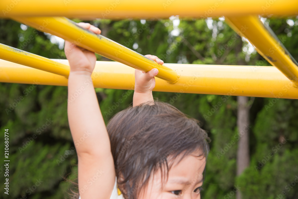 Obraz premium 遊具に掴まる子供の手