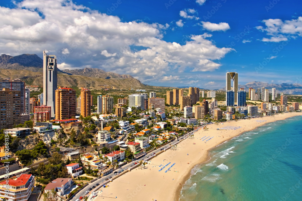 Hochhäuser und Strand in Benidorm, Spanien - waterfront skyscrapers and beach in Benidorm, Spain Hochhäuser und Strand in Benidorm, Spanien - waterfront skyscrapers and beach in Benidorm, Spain