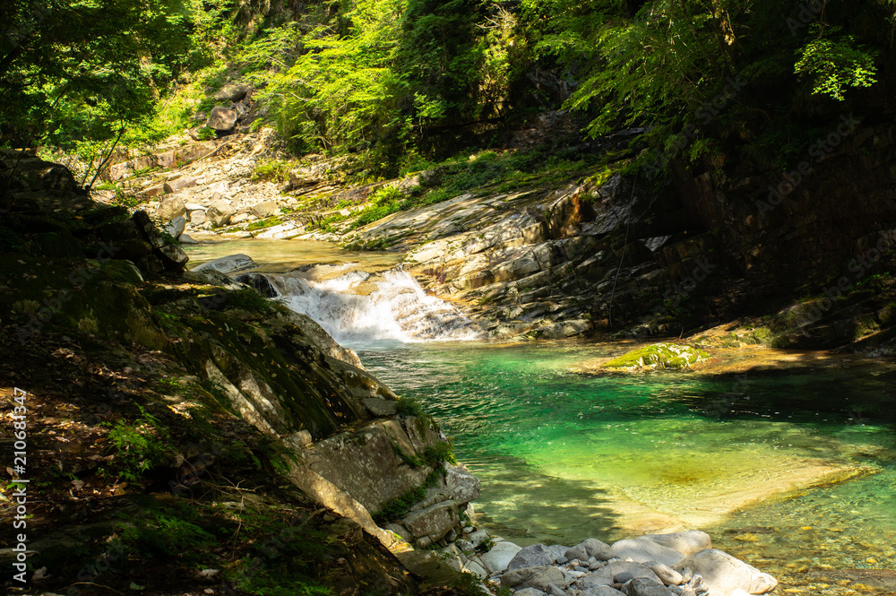 Fototapeta premium エメラルドブルーの渓流
