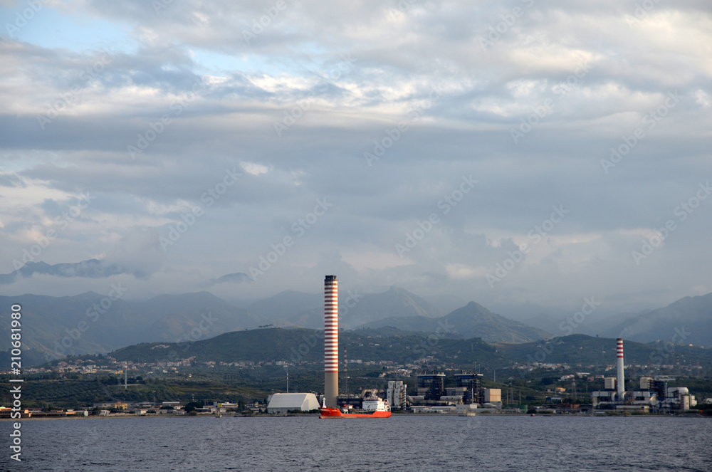 Industrie am Hafen von Millazo, Sizilien