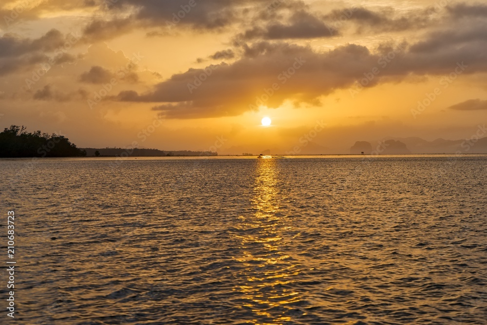 Obraz premium Orange ocean with Sunset in Phang Nga Bay, Thailand