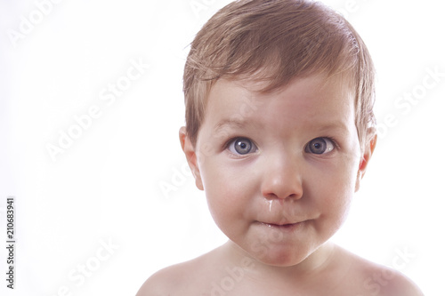 Fotografie 2 years baby boy with nose irritated and full of snot