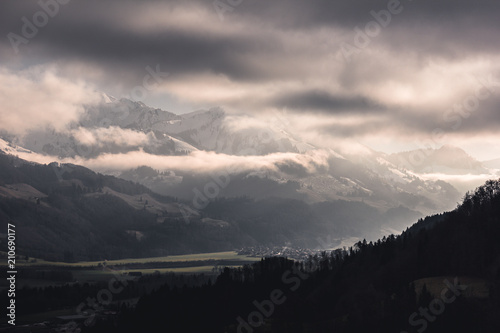 Licht in den Bergen und im Tal