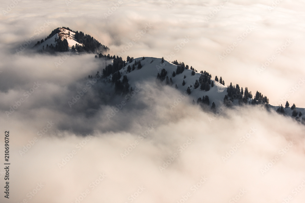 Berglandschaft und Nebel