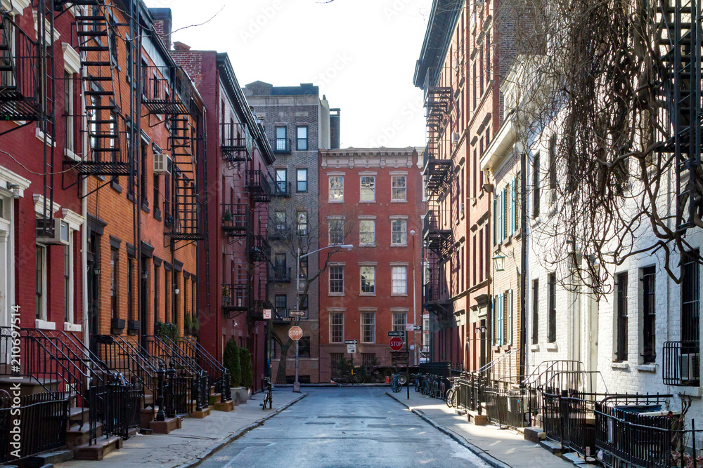 Obraz premium Historyczny blok budynków na Gay Street w dzielnicy Greenwich Village na Manhattanie w Nowym Jorku