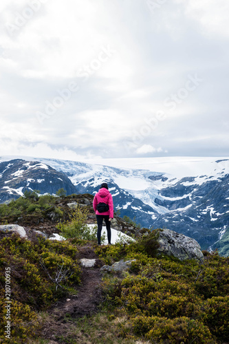 Hiking towards glacier © Kasper