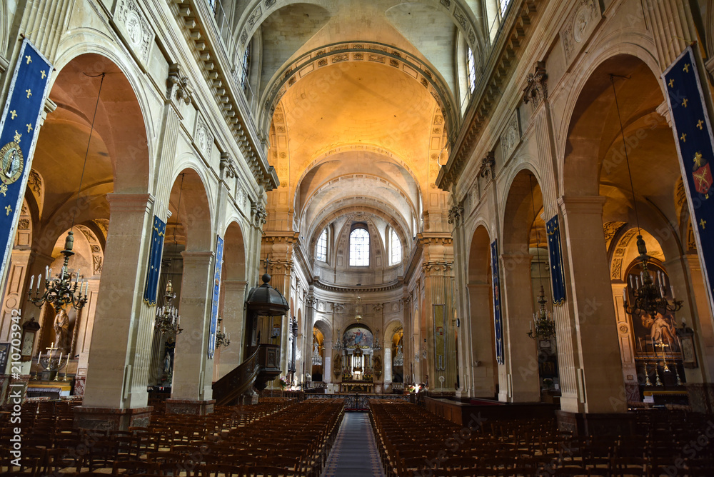 Nef de l'église Saint-Nicolas-du-Chardonnet à Paris, France