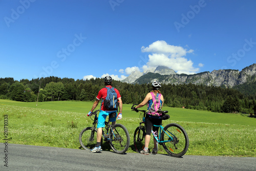 Mountainbiker genießen das Panorama