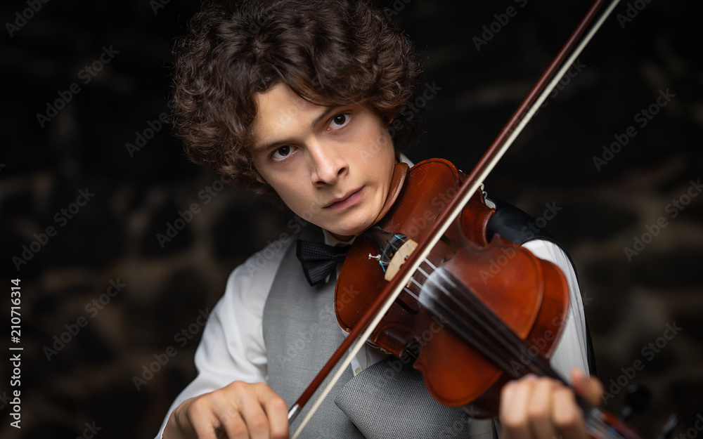 Fototapeta premium handsome guy with a violin
