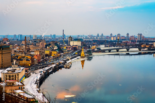 Foto Aerial view of Podol and Dnipro river in the evening in Kyiv, Ukraine