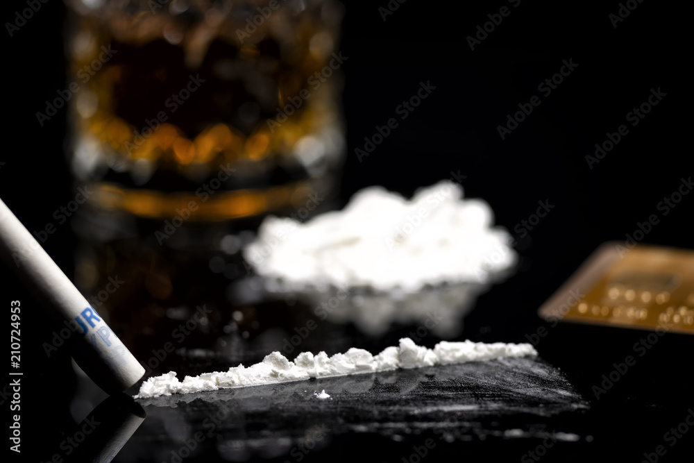 Kokain mit Kreditkarte und einem Glas Rum Stock Photo | Adobe Stock