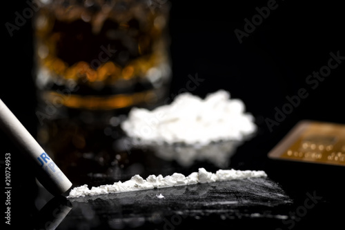 Kokain mit Kreditkarte und einem Glas Rum
