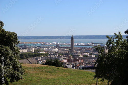 Fotografie Panorama sur Le Havre depuis les Jardins suspendus avec ciel bleu