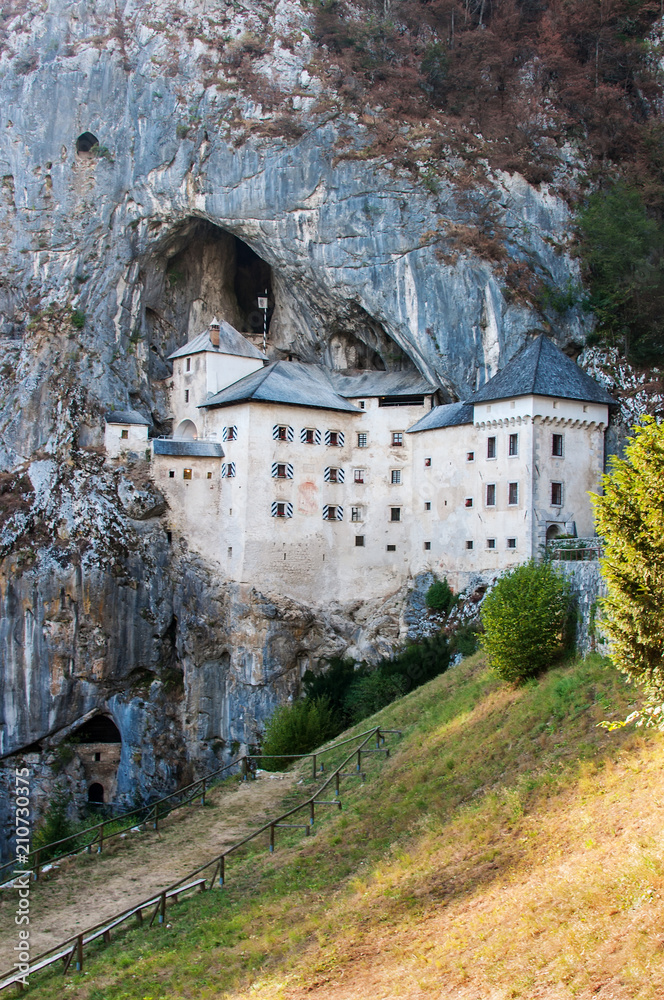Predjamski grad in Postojnska jama v gore jame Slovenija