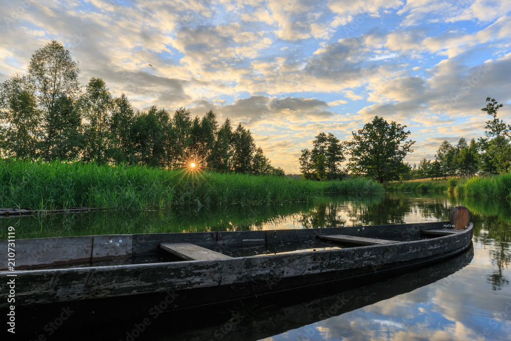 Stimmungsvoller Sonnenuntergang in den Masuren, Polen, am Fluss Krutynia Stimmungsvoller Sonnenuntergang in den Masuren, Polen, am Fluss Krutynia