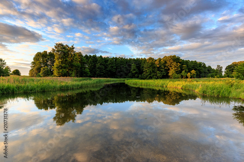 Fototapeta Naklejka Na Ścianę i Meble -  Stimmungsvoller Sonnenuntergang in den Masuren, Polen, am Fluss Krutynia