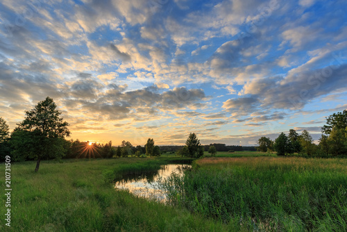 Fototapeta Naklejka Na Ścianę i Meble -  Stimmungsvoller Sonnenuntergang in den Masuren, Polen, am Fluss Krutynia