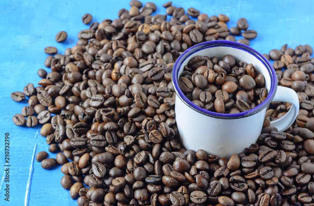Fototapeta premium Coffee beans on a blue background 