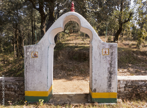 Eingangstore zu einer Tempelanlage in Uttarakhand Indien in der Nähe von Chaukori
 photo