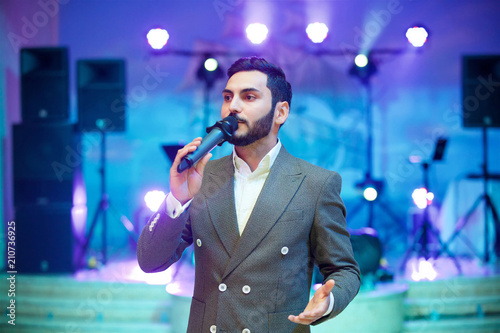 Fotografia Young man leading acts at the evening concert