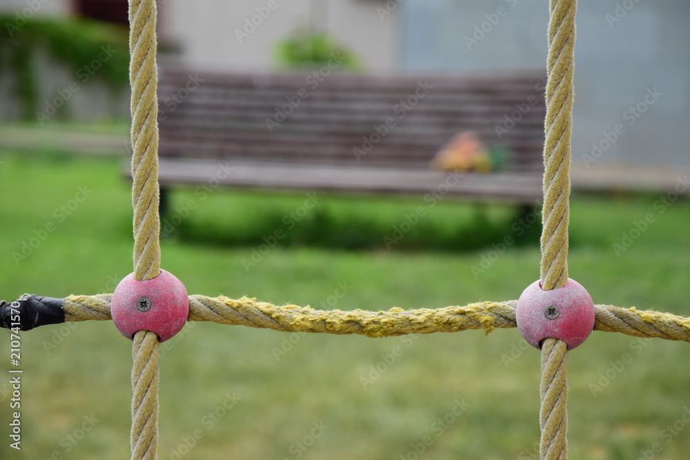 Abgenutztes Kletterseil eines Klettergerüstes auf einem Spielplatz Abgenutztes Kletterseil eines Klettergerüstes auf einem Spielplatz