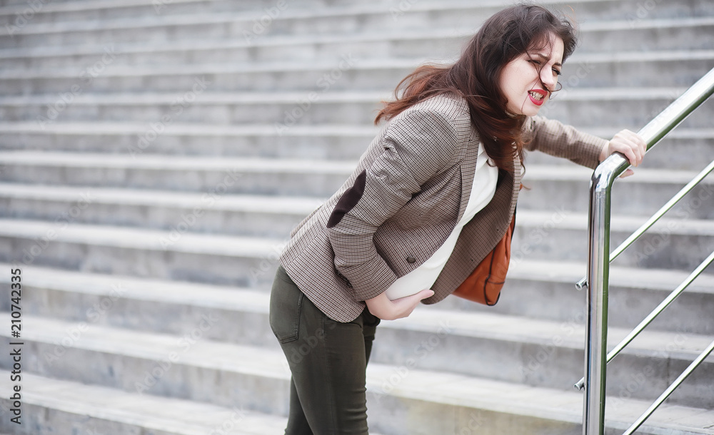 A pregnant woman feels pain on the street A pregnant woman feels pain on the street