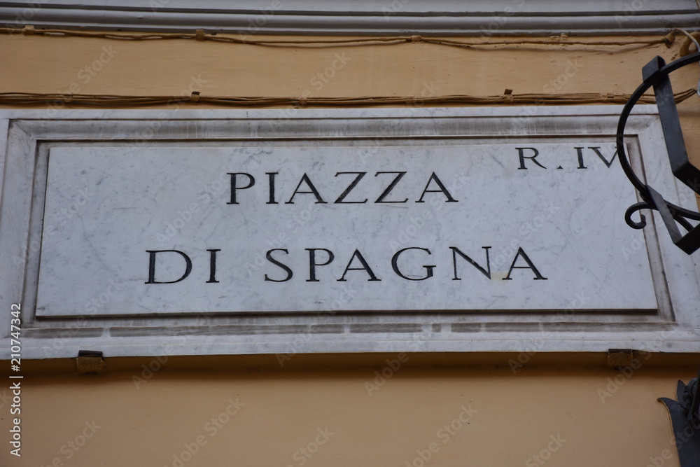 Obraz premium Rome, plaque on the wall indicating Piazza of Spagna