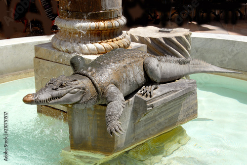 Fontaine crocodile, emblème de la ville de Nîmes, département du Gard, France