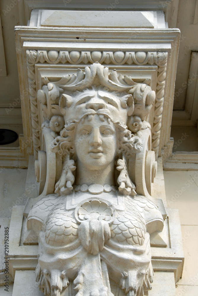 Buste de femme sculptée, ville de Nîmes, département du Gard, France