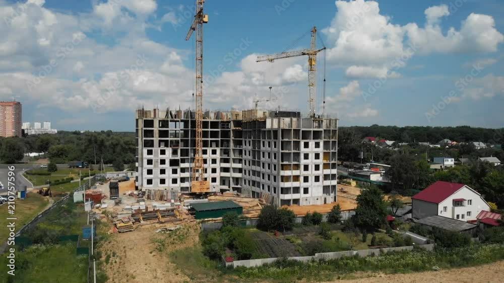 The camera departs from the construction site with workers in the center of the city. The camera departs from the construction site with workers in the center of the city.