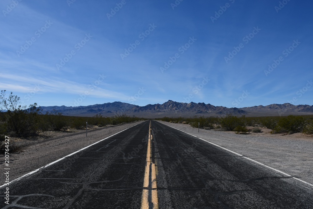Fototapeta premium Road into Death Valley National Park