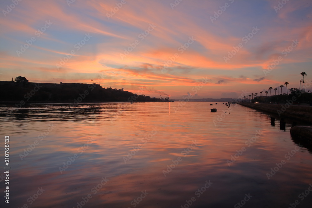 Naklejka premium Sunrise in Havana Bay